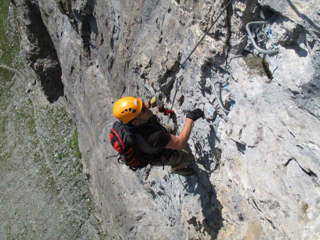 Gemmiwand-Klettersteig: Axel zwischen Bügellabyrinth und 360 °-Drehleiter