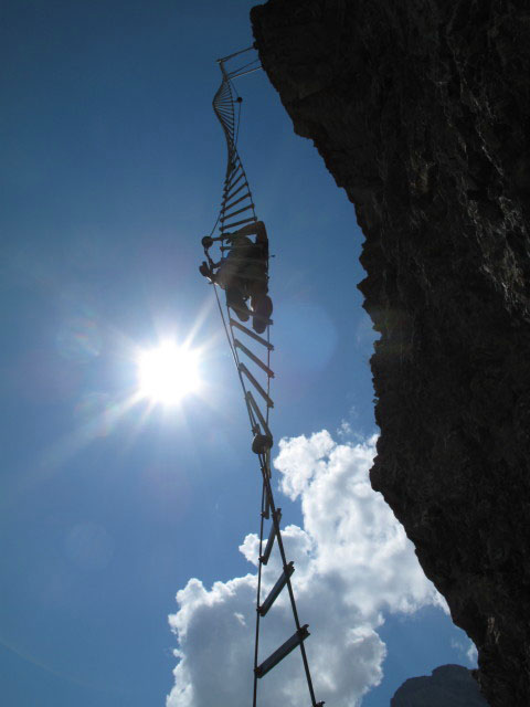 Gemmiwand-Klettersteig: Axel auf der 360 &deg;-Drehleiter