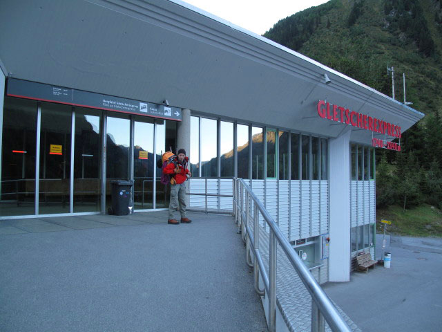 Christoph bei der Talstation des Gletscherexpress, 1.730 m (10. Sep.)