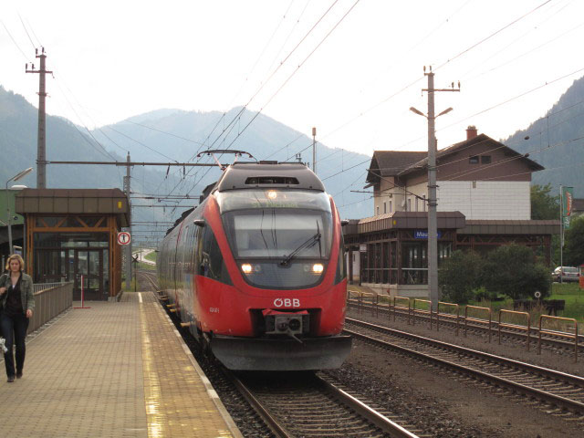 4024 047-5 als R 1710 bei der Einfahrt in den Bahnhof Mautern, 692 m (17. Sep.)