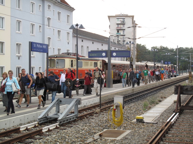 1099 011 mit REX 6810 in St. Pölten Hauptbahnhof, 273 m