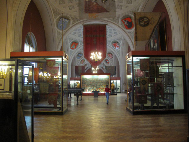 Mama im Saal des 17. Jahrhunderts