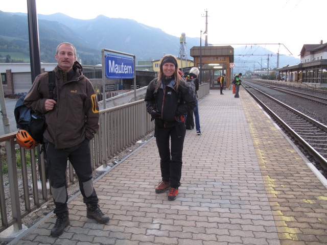 Erich und Sonja im Bahnhof Mautern, 692 m (16. Okt.)