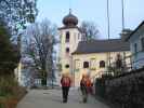 Gudrun und Christoph bei der Kirche St. Nikolaus in Schwarzau im Gebirge, 617 m