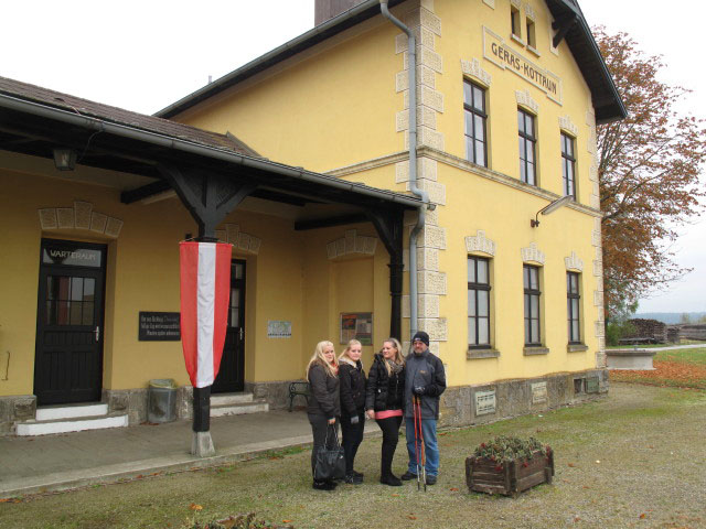 Viktoria, Alexandra, Katharina und Franz im Bahnhof Geras-Kottaun, 460 m