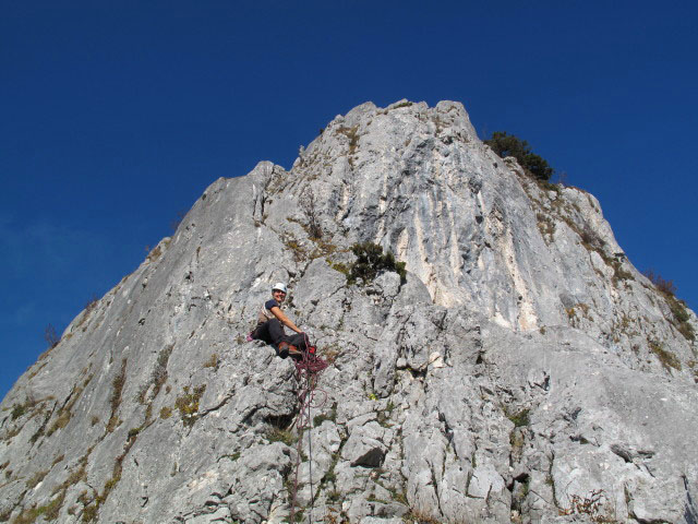 Sommeraustein Südostgrat: Sonja am Stand nach der dritten Seillänge