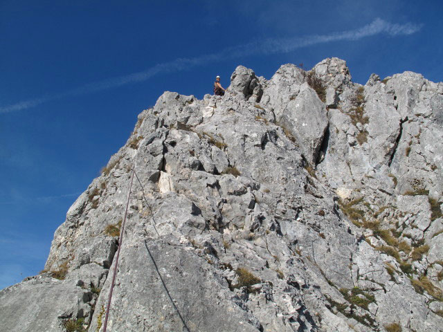 Sommeraustein Südostgrat: Sonja am Stand nach der fünften Seillänge