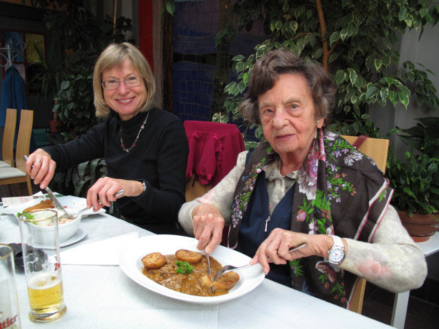 Mama und Oma im Gasthaus Frank