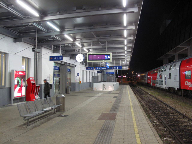 REX 7129 'Amnesty International' im Bahnhof Krems an der Donau, 196 m