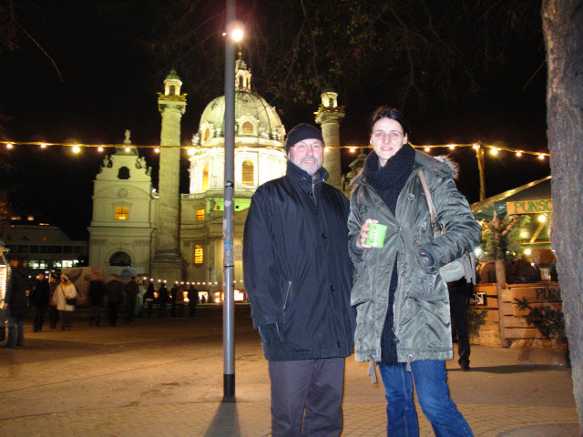 Hans-Christian und Katja am Adventmarkt vor der Karlskirche