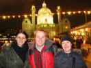 Katja, ich und Carmen am Adventmarkt vor der Karlskirche