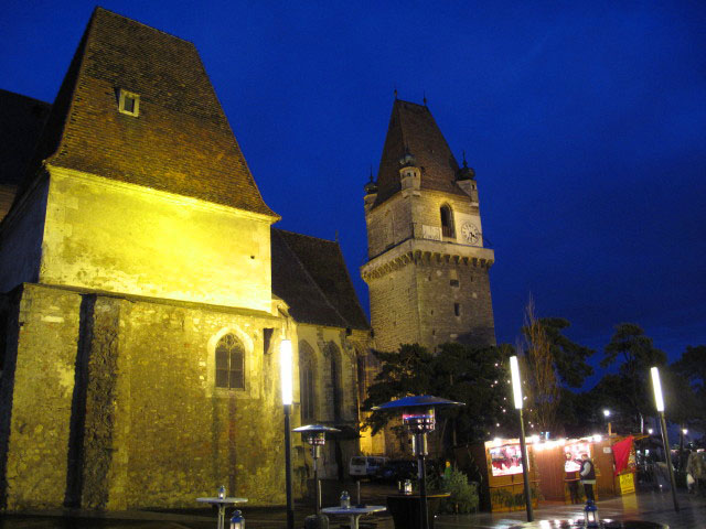 Pfarrkirche hl. Augustinus und Wehrturm, 265 m