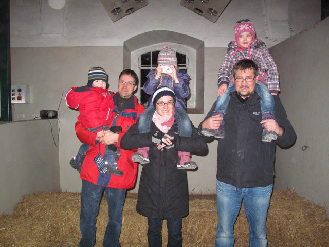 Tim, Stefan, Katrin, Anja-Liv, Katja-Lin und Johannes in den Stallungen