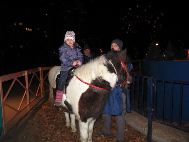 Anja-Liv beim Ponyreiten