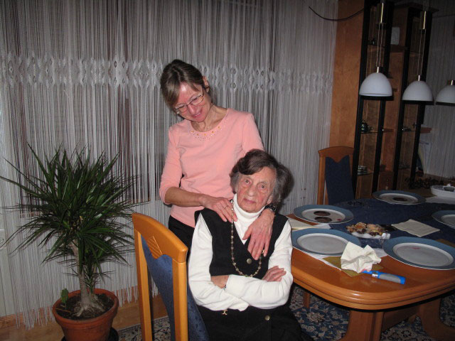 Mama und Oma im Haus meiner Eltern