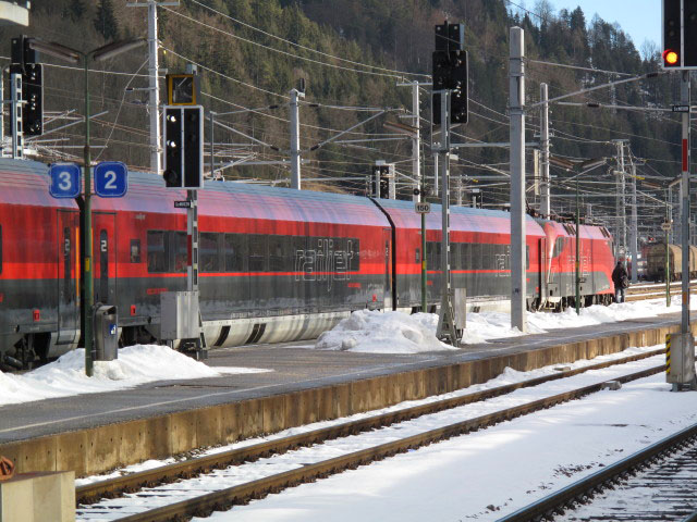 RJ 650 im Bahnhof Mürzzuschlag, 681 m (31. Dez.)