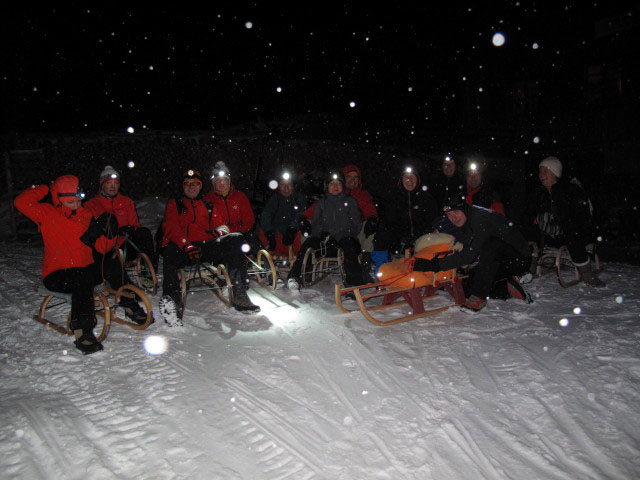 Christina, Gabriela, Peter, Manuela, Helmut, Claudia, Stefan, Sonja, Alexander, Marion, Andreas, Michael und Marlies beim Roseggerhaus, 1.586 m (31. Dez.)