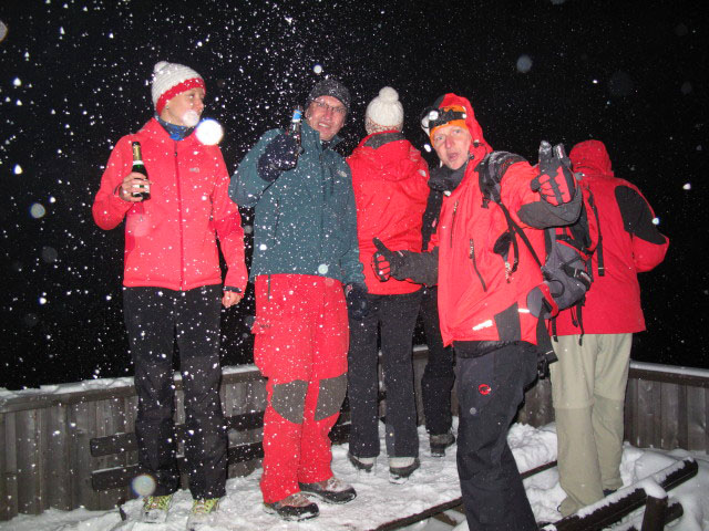 Gabriela, Helmut, Manuela, Peter und Stefan beim Roseggerhaus, 1.586 m (1. Jän.)