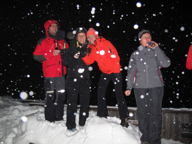 Michael, Marion, Christina und Claudia beim Roseggerhaus, 1.586 m (1. Jän.)