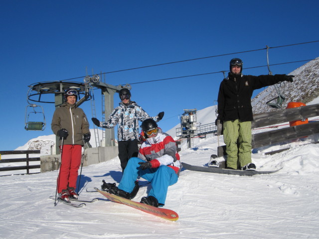 Manuel, Thomas, Enrico und Markus bei der Bergstation der Madlochbahn, 2.444 m (15. Jän.)