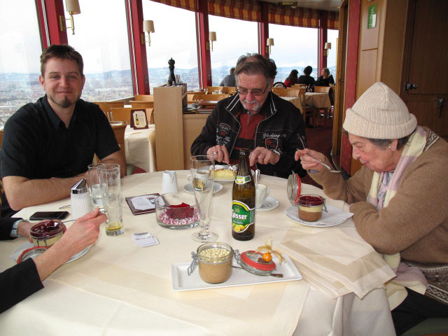 Markus, Papa und Oma im Restaurant