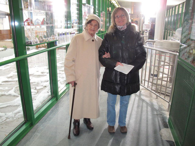 Oma und Mama im Ausgangsbereich