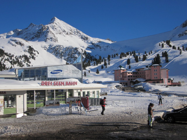 Talstation der Drei-Seen-Bahn und Hotel Alpenrose (15. März)