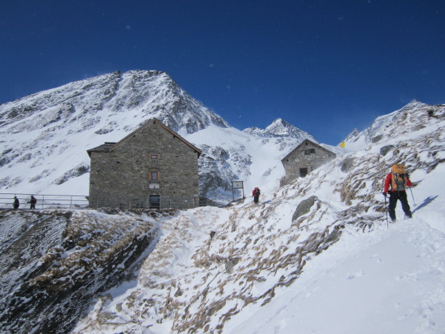 Gerwalt, Siegbert, Gudrun und Christoph bei der Essener-Rostocker-H&uuml;tte, 2.207 m (1. Apr.)