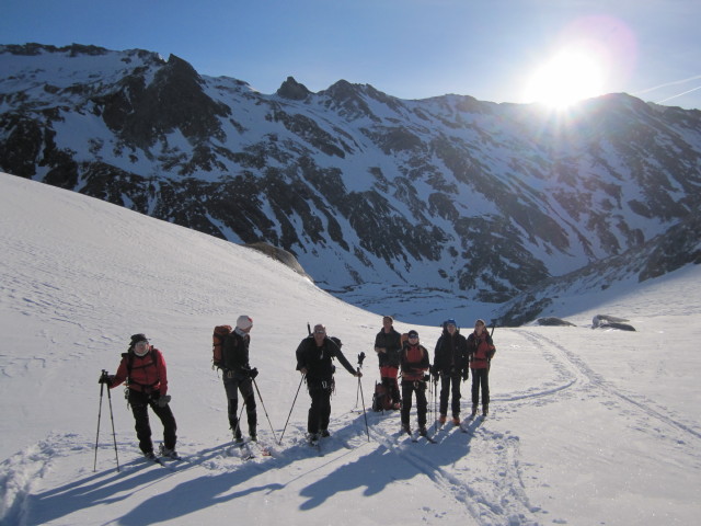 Gudrun, Siegbert, Gerwalt, Klaus, Christoph, Norbert und Michaela zwischen Essener-Rostocker-Hütte und Simonysee (2. Apr.)