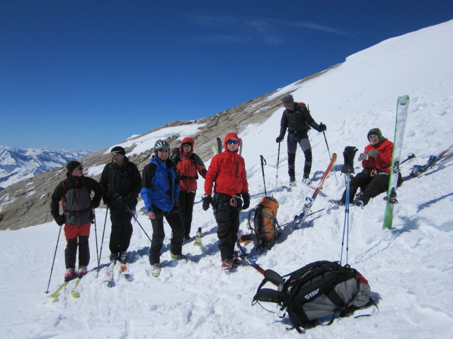 Klaus, Gerwalt, ich, Michaela, Christoph, Siegbert und Gudrun zwischen Westlicher Simonyspitze und Umbalkees (2. Apr.)