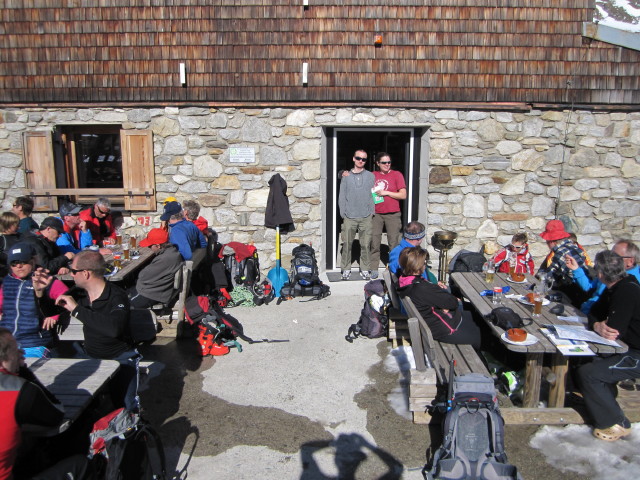 Christoph und Gudrun bei der Essener-Rostocker-H&uuml;tte, 2.207 m (2. Apr.)