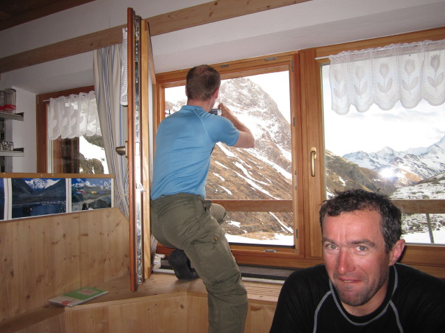 Christoph und Siegbert in der Essener-Rostocker-H&uuml;tte, 2.207 m (6. Apr.)