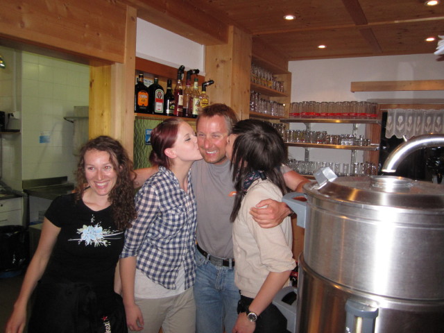 Kasha, Barbara, ich und Carmen in der Essener-Rostocker-H&uuml;tte, 2.207 m (6. Apr.)