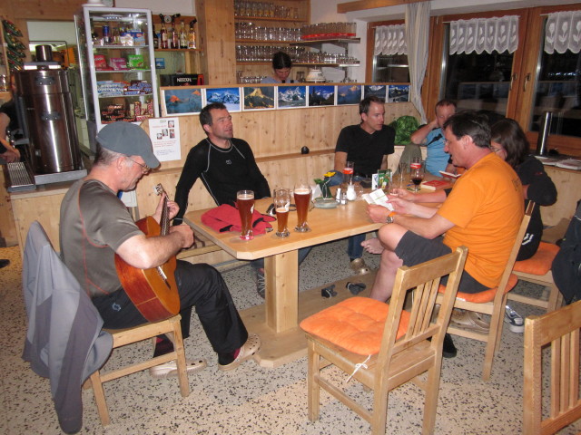 ?, Siegbert, Norbert, Christoph, Klaus, Michaela in der Essener-Rostocker-Hütte, 2.207 m (6. Apr.)