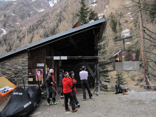 Siegbert, Klaus, Christoph, Gudrun und Norbert bei der Talstation der Materialseilbahn Essener-Rostocker-H&uuml;tte, 1.551 m (7. Apr.)