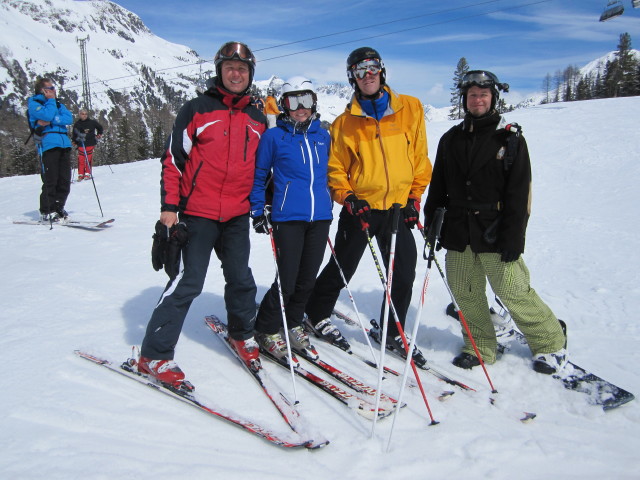 Ich, Corinna, Andreas und Markus bei der Talstation der Höllspitzbahn, 1.993 m (19. Apr.)