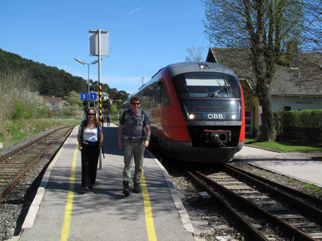 Diana und John im Bahnhof Grünbach am Schneeberg, 557 m