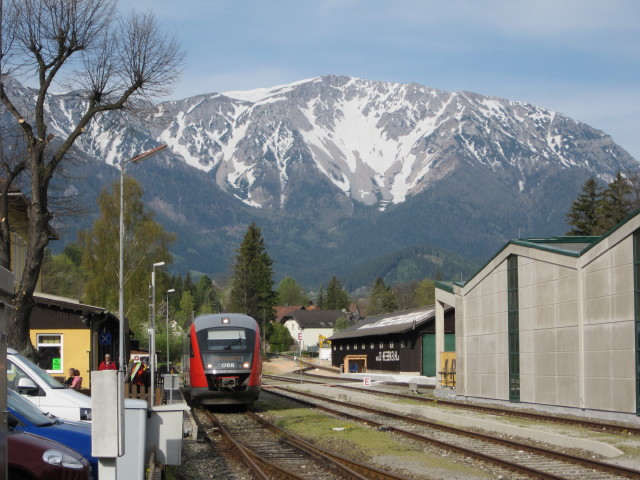 5022 036-5 als R 6410 im Bahnhof Puchberg am Schneeberg, 577 m