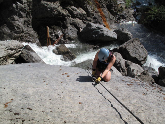 ÖTK-Klettersteig: Barbara zwischen Einstiegswand und erster Seilbrücke