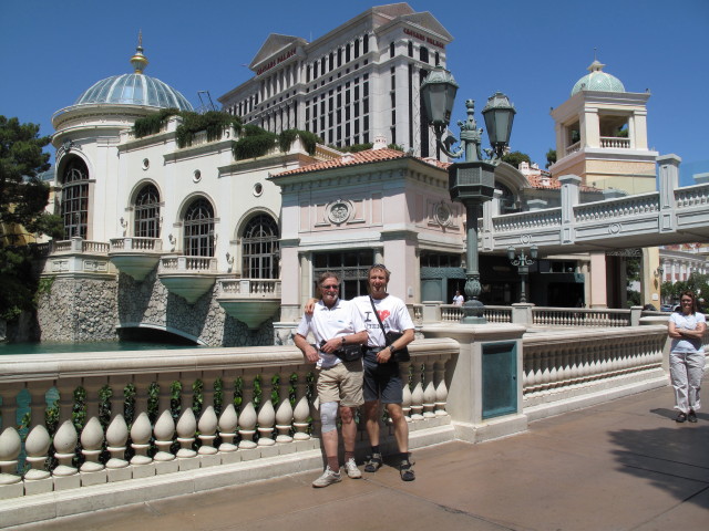 Papa und ich beim Bellagio Hotel (6. Mai)
