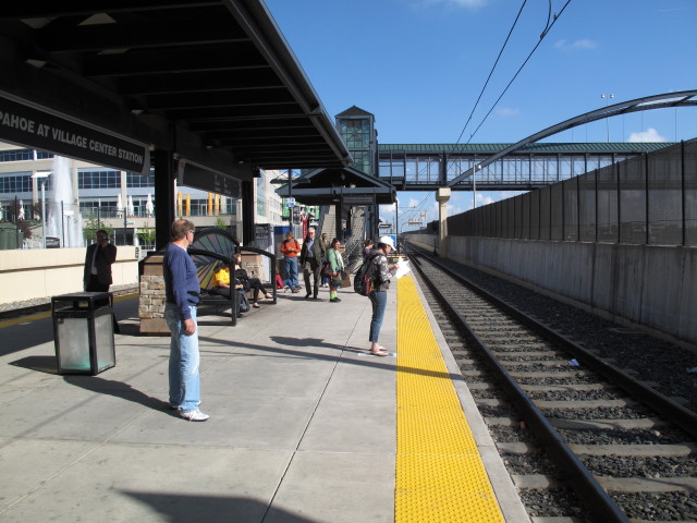 Papa in der Light Rail Station Arapahoe at Village Center