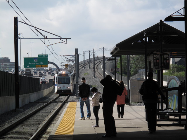 Linie E bei der Einfahrt in die Light Rail Station Arapahoe at Village Center