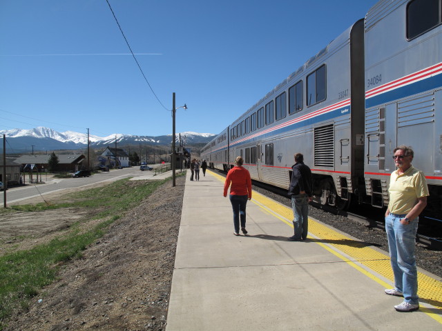 Papa im Bahnhof Fraser-Winter Park, 2.609 m
