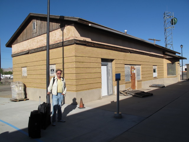 Papa im Bahnhof Green River
