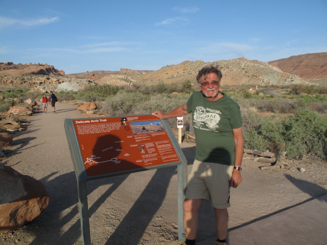 Papa am Beginn des Delicate Arch Trail im Arches National Park (13. Mai)