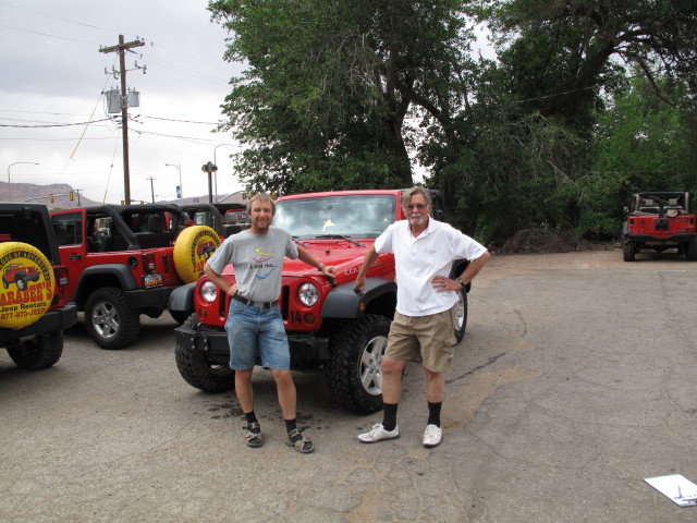 Ich und Papa bei Farabee's Jeep Rentals in Moab (16. Mai)