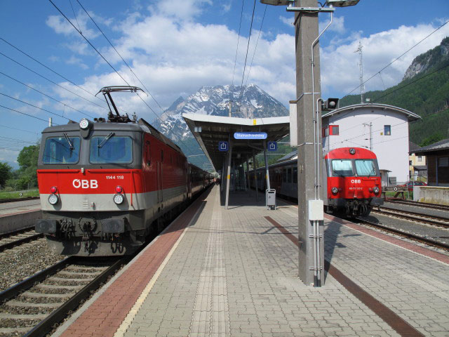 D 512 und REX 3415 im Bahnhof Stainach-Irdning, 645 m (26. Mai)