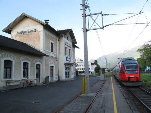 4024 019-4 als R 5704 im Bahnhof Schaan-Vaduz, 450 m