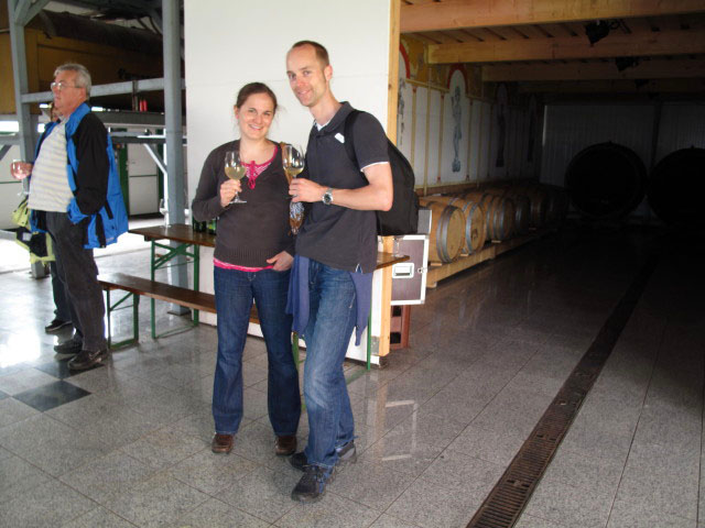 Katrin und Florian bei der Pressanlage und dem Holzfasskeller