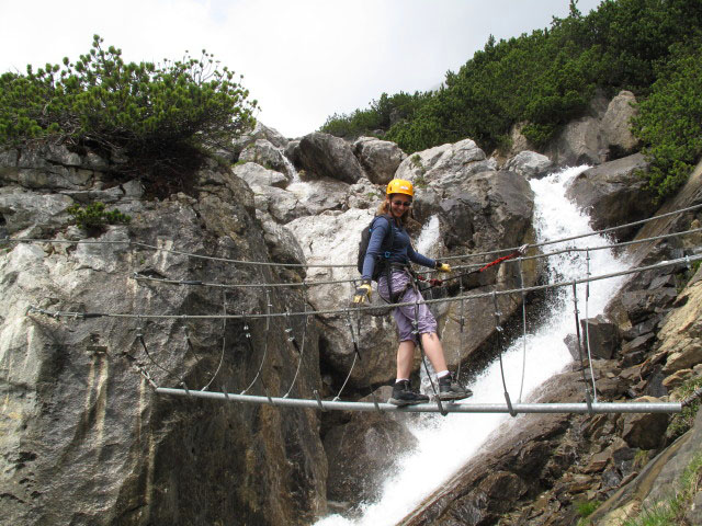Wasserfall-Klettersteig: Kathrin auf der Br&uuml;cke